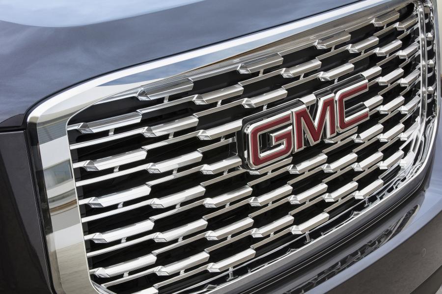 Логотип GMC Yukon Denali (GMTK2UG) 2017 года  (фото 2 из 28)